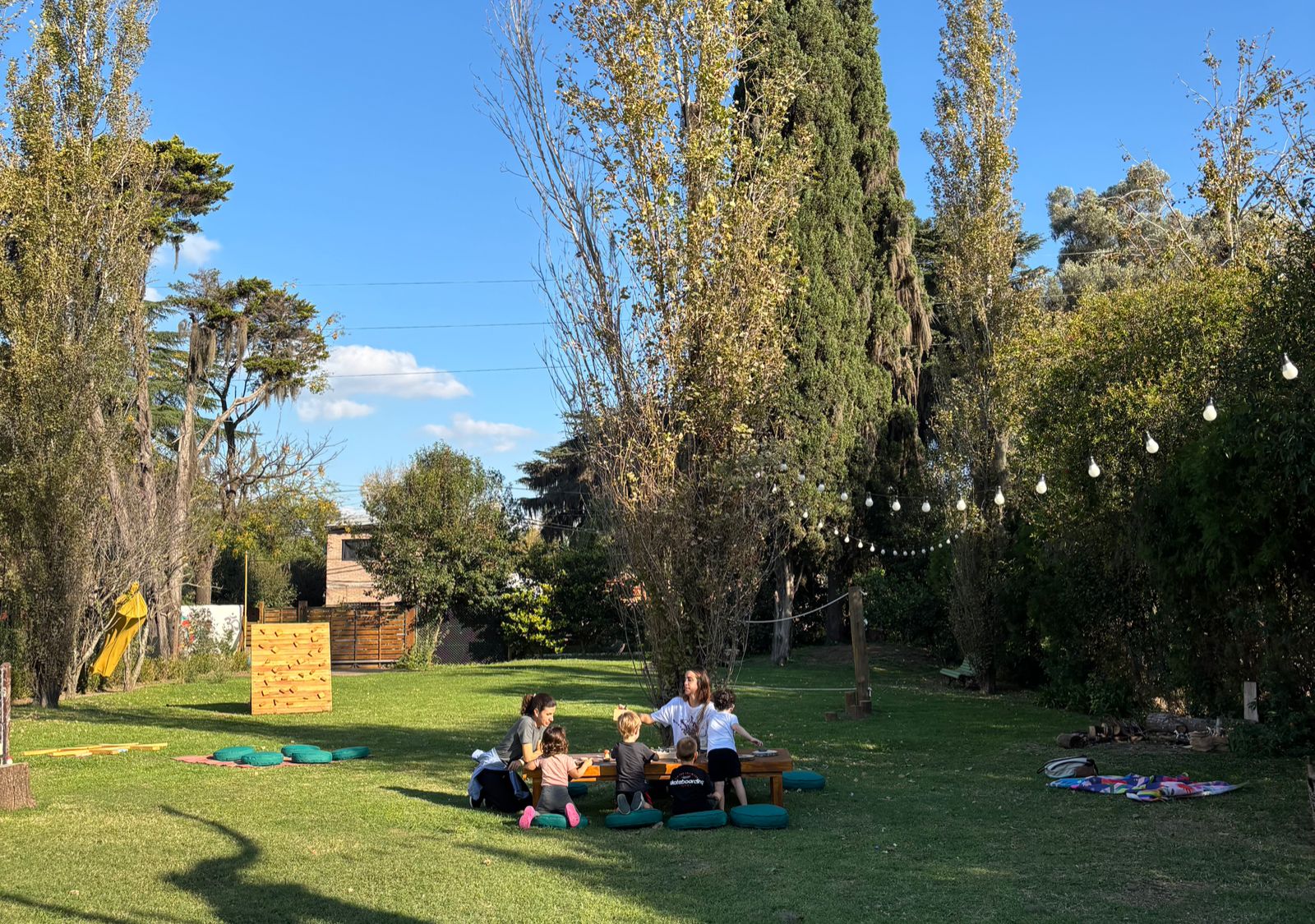 Amplio jardín, una plaza blanda y juegos de rol: cómo es Casa Nüa, la propuesta top para los niños de Funes